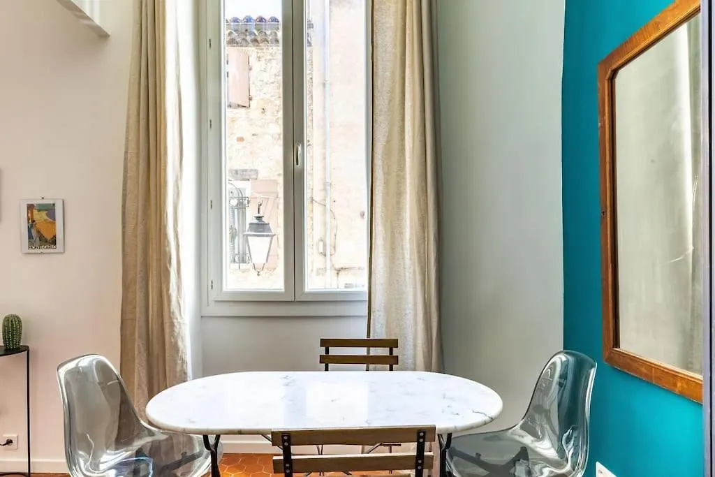 Appartement Authentique Situe En Plein Centre D'Antibes Apartment