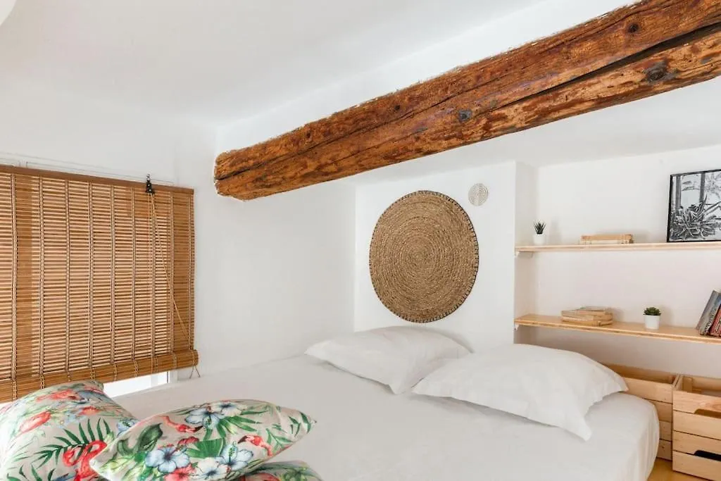 Appartement Authentique Situe En Plein Centre D'Antibes