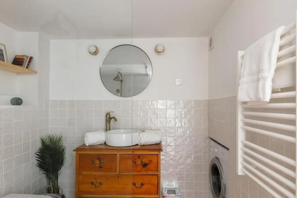 Appartement Authentique Situe En Plein Centre D'Antibes