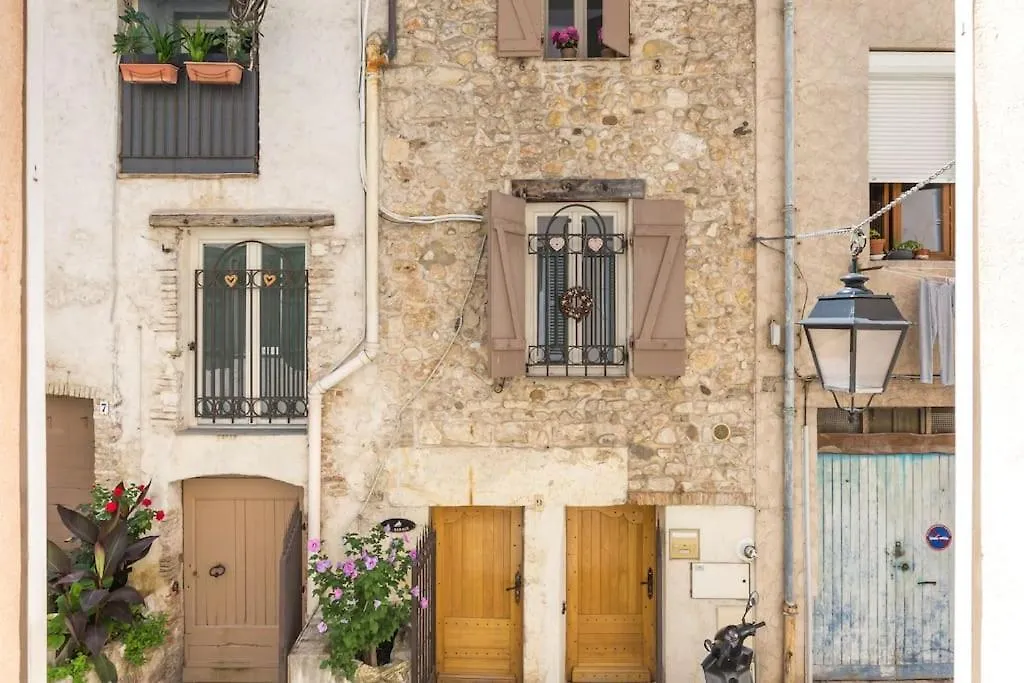 Appartement Authentique Situe En Plein Centre D'Antibes Apartment Antibes