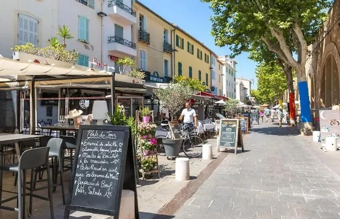 Appartement Authentique Situe En Plein Centre D'Antibes France